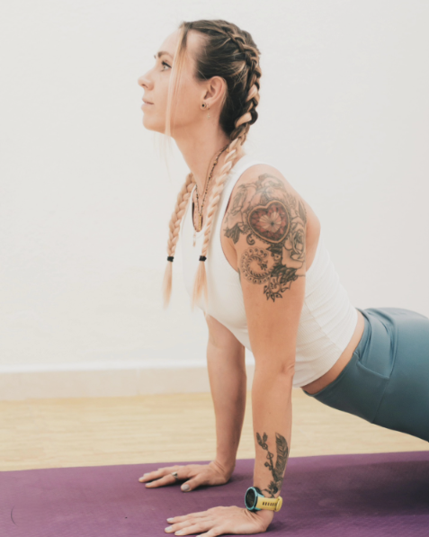 Kathy practicando yoga y pilates en Mallorca, fundadora de Isla Yoga Flow